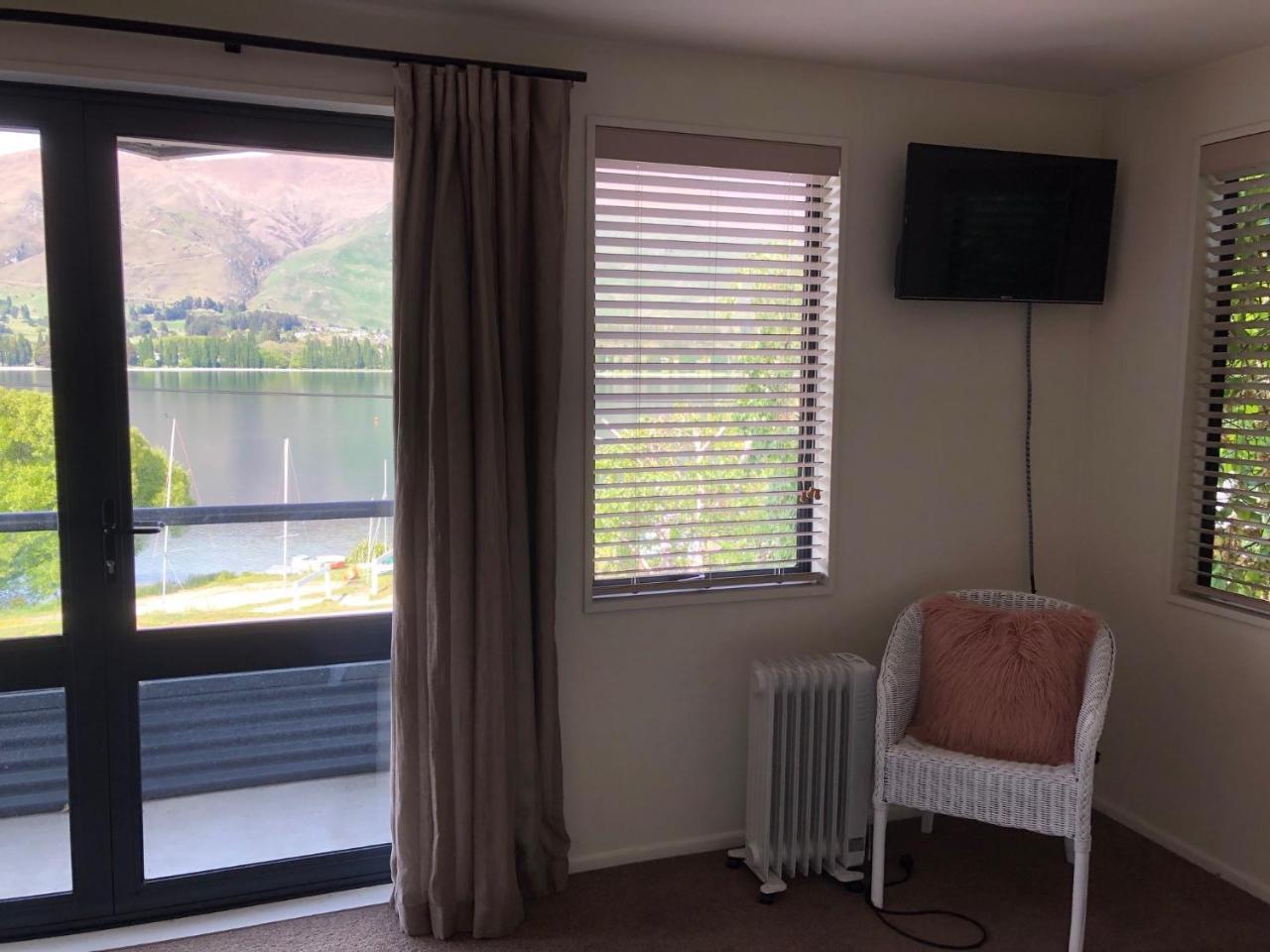 Luxury On Lakeside Wanaka Exterior photo